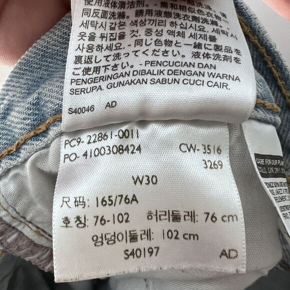 LEVI's Jeans Women's Size 30 Distressed Faded Button Fly Crop Fit Light Wash - Picture 13 of 13